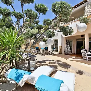 Les D'hotes Du Grand Mornas Bed & Breakfast